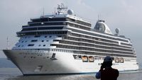Kapal Pesiar Seven Seas Explorer Bersandar di Pelabuhan Tanjung Perak