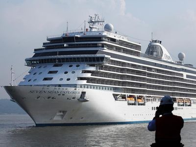 Kapal Pesiar Seven Seas Explorer Bersandar di Pelabuhan Tanjung Perak
