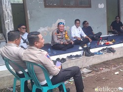 Aksi Polisi Bondowoso Naik Motor Pantau Coblos Ulang TPS Desa Kasemek
