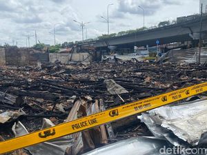 Video: Puing-puing Sisa Kebakaran Lapak Barang Bekas di Salemba Jakpus