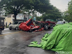 Penampakan Truk Trailer Ringsek Tergencet Besi 52 Ton di Pantura Rembang