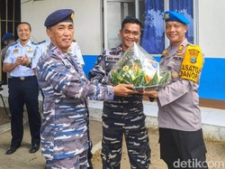 Satpolraiud Polres Situbondo Dapat Kejutan Tumpeng Perayaan HUT ke-74