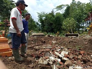 Penampakan Makam di Blitar Diterjang Banjir, Jenazah Hanyut