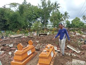 Ikhlasnya Prayitno, 7 Jenazah Keluarganya Hanyut Terbawa Banjir Blitar Ikhlasnya Prayitno, 7 Jenazah Keluarganya Hanyut Terbawa Banjir Blitar