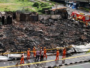 Lapak Barang Bekas di Salemba Jakpus Hangus Terbakar Lapak Barang Bekas di Salemba Jakpus Hangus Terbakar