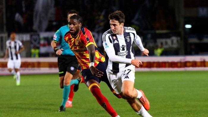 LECCE, ITALY - DECEMBER 01: Kialonda Gaspar of Lecce competes for the ball with Andrea Cambiaso of Juventus during the Serie A match between Lecce and Juventus at Stadio Via del Mare on December 01, 2024 in Lecce, Italy. (Photo by Maurizio Lagana/Getty Images)