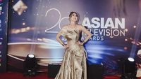 7 Gaya Glamor Luna Maya Pakai Gaun Emas Unik Bersisik, Anggun Mempesona
