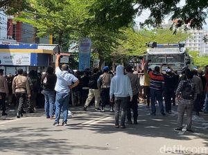 Fakta-fakta Demo Mahasiswa Papua di Makassar Ricuh hingga 2 Polisi Luka Fakta-fakta Demo Mahasiswa Papua di Makassar Ricuh hingga 2 Polisi Luka