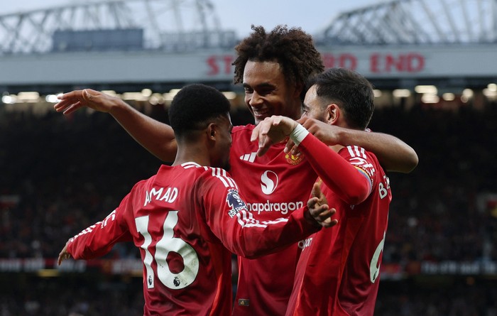 Soccer Football - Premier League - Manchester United v Everton - Old Trafford, Manchester, Britain - December 1, 2024  Manchester Uniteds Joshua Zirkzee celebrates scoring their fourth goal with Bruno Fernandes and Amad Diallo Action Images via Reuters/Lee Smith EDITORIAL USE ONLY. NO USE WITH UNAUTHORIZED AUDIO, VIDEO, DATA, FIXTURE LISTS, CLUB/LEAGUE LOGOS OR LIVE SERVICES. ONLINE IN-MATCH USE LIMITED TO 120 IMAGES, NO VIDEO EMULATION. NO USE IN BETTING, GAMES OR SINGLE CLUB/LEAGUE/PLAYER PUBLICATIONS. PLEASE CONTACT YOUR ACCOUNT REPRESENTATIVE FOR FURTHER DETAILS..