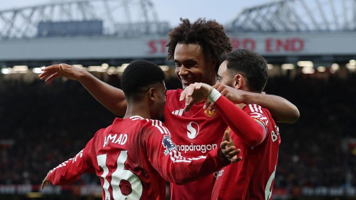 Soccer Football - Premier League - Manchester United v Everton - Old Trafford, Manchester, Britain - December 1, 2024  Manchester Uniteds Joshua Zirkzee celebrates scoring their fourth goal with Bruno Fernandes and Amad Diallo Action Images via Reuters/Lee Smith EDITORIAL USE ONLY. NO USE WITH UNAUTHORIZED AUDIO, VIDEO, DATA, FIXTURE LISTS, CLUB/LEAGUE LOGOS OR LIVE SERVICES. ONLINE IN-MATCH USE LIMITED TO 120 IMAGES, NO VIDEO EMULATION. NO USE IN BETTING, GAMES OR SINGLE CLUB/LEAGUE/PLAYER PUBLICATIONS. PLEASE CONTACT YOUR ACCOUNT REPRESENTATIVE FOR FURTHER DETAILS..