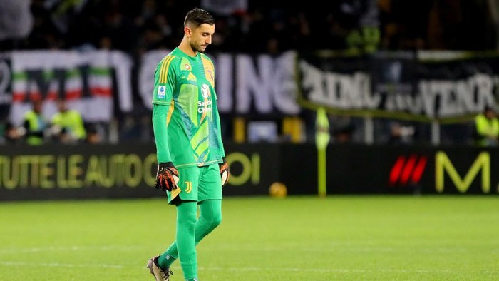LECCE, ITALY - DECEMBER 01: Mattia Perin of Juventus during the Serie A match between Lecce and Juventus at Stadio Via del Mare on December 01, 2024 in Lecce, Italy. (Photo by Donato Fasano/Getty Images)