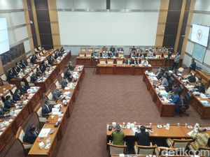 Sugiono Rapat Perdana di Komisi I DPR: Bangga Bisa Kembali ke Ruangan Ini