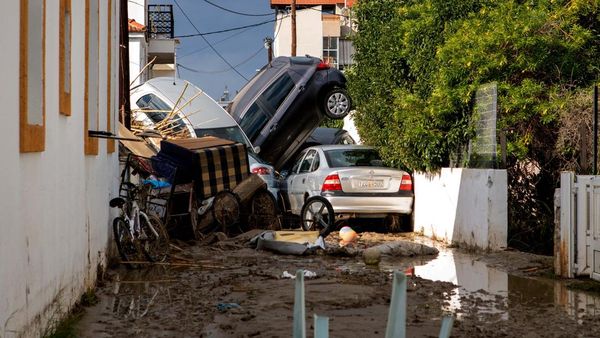 Mobil-mobil Menumpuk Akibat Diterjang Badai Bora