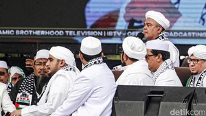 Momen Habib Rizieq Orasi di Reuni Akbar 212