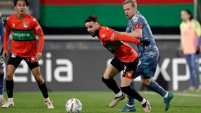 NIJMEGEN, NETHERLANDS - DECEMBER 1: (L-R) Calvin Verdonk of NEC Nijmegen , Davy Klaassen of Ajax  during the Dutch Eredivisie  match between NEC Nijmegen v Ajax at the Goffert Stadium on December 1, 2024 in Nijmegen Netherlands (Photo by Rico Brouwer/Soccrates/Getty Images)