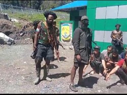 Momen OPM Diduga Sandera Pekerja Proyek Puskesmas di Puncak Papua Tengah