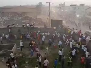 Bentrokan Terjadi di Stadion Sepakbola Guinea, 56 Dilaporkan Orang Tewas Bentrokan Terjadi di Stadion Sepakbola Guinea, 56 Dilaporkan Orang Tewas