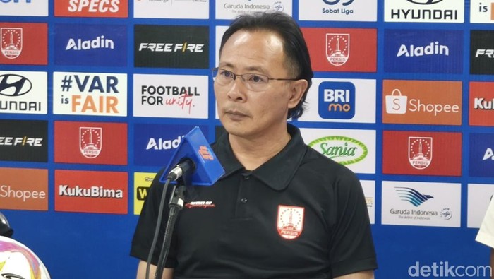 Pelatih Persis Solo Ong Kim Swee, ketika pertemuan pers di Stadion Manahan Solo, Senin (2/11/2024).