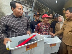 Plt Bupati Sidoarjo Beri Bantuan untuk Dua Korban Kebakaran di Buduran