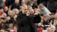 Suporter Liverpool melantunkan ledekan youre getting sacked in the morning ke arah Guardiola, yang lantas direspons dengan acungan enam jarinya. Foto: AP/Ian Hodgson