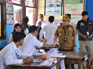 Pj Bupati Tegal Tinjau TPS Saat Coblosan, Pastikan Pilkada Lancar Pj Bupati Tegal Tinjau TPS Saat Coblosan, Pastikan Pilkada Lancar
