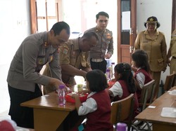 Polres Malang Bagikan Makanan Bergizi ke Pelajar Terdampak Banjir Malang