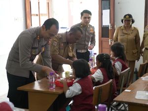 Polres Malang Bagikan Makanan Bergizi ke Pelajar Terdampak Banjir Malang Polres Malang Bagikan Makanan Bergizi ke Pelajar Terdampak Banjir Malang