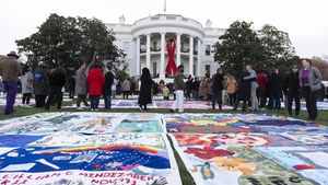 Potret Gedung Putih Gelar AIDS Memorial Quilt untuk Pertama Kalinya