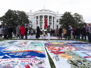 Potret Gedung Putih Gelar AIDS Memorial Quilt untuk Pertama Kalinya Potret Gedung Putih Gelar AIDS Memorial Quilt untuk Pertama Kalinya