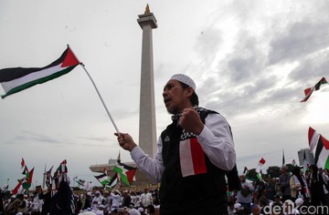 Bendera Palestina Berkibar di Monas, Reuni Akbar 212 Jadi Sorotan Internasional