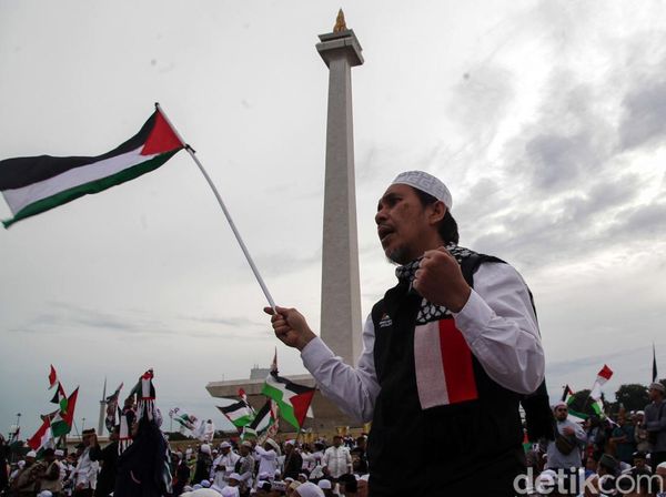 Potret Reuni Akbar 212 di Monas, Bendera Palestina Dibentangkan