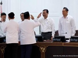 Video: Momen Prabowo dan Luhut Saling Hormat Sebelum Rapat Kabinet