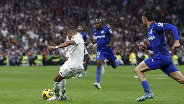 Soccer Football - LaLiga - Real Madrid v Getafe - Santiago Bernabeu, Madrid, Spain - December 1, 2024 Real Madrid's Jude Bellingham scores their first goal from the penalty spot REUTERS/Juan Medina