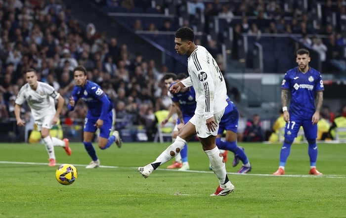 Real Madrid vs Getafe Soccer Football - LaLiga - Real Madrid v Getafe - Santiago Bernabeu, Madrid, Spain - December 1, 2024 Real Madrid's Jude Bellingham scores their first goal from the penalty spot REUTERS/Juan Medina