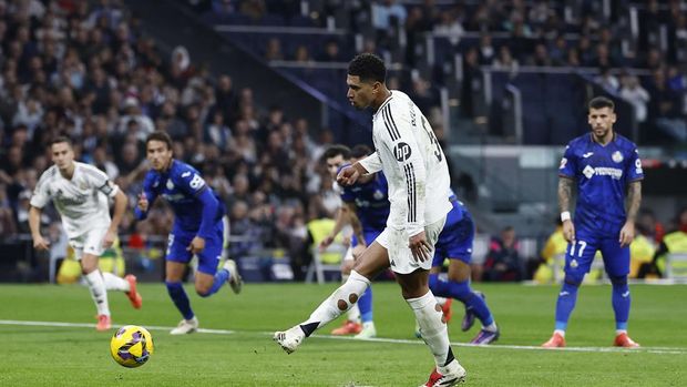 Soccer Football - LaLiga - Real Madrid v Getafe - Santiago Bernabeu, Madrid, Spain - December 1, 2024 Real Madrid's Jude Bellingham scores their first goal from the penalty spot REUTERS/Juan Medina