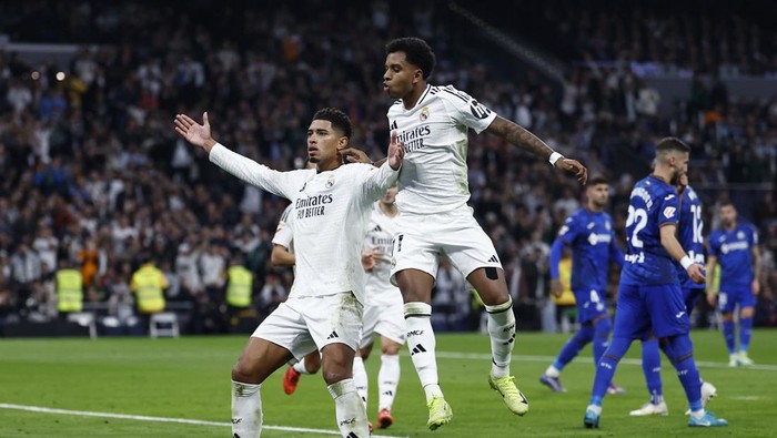 Soccer Football - LaLiga - Real Madrid v Getafe - Santiago Bernabeu, Madrid, Spain - December 1, 2024 Real Madrids Jude Bellingham scores their first goal from the penalty spot REUTERS/Juan Medina