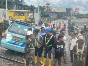 Angkot Terperosok Got Dekat Perlintasan di Jakut, KRL Terdampak-Lalin Macet