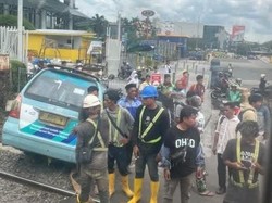 Angkot Terperosok Got Dekat Perlintasan di Jakut, KRL Terdampak-Lalin Macet