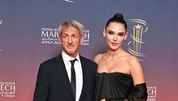 Foto: Sean Penn dan Pacar Mudanya Tampil Perdana di Red Carpet, Beda 30 Tahun
