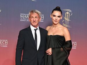 Foto: Sean Penn dan Pacar Mudanya Tampil Perdana di Red Carpet, Beda 30 Tahun Foto: Sean Penn dan Pacar Mudanya Tampil Perdana di Red Carpet, Beda 30 Tahun