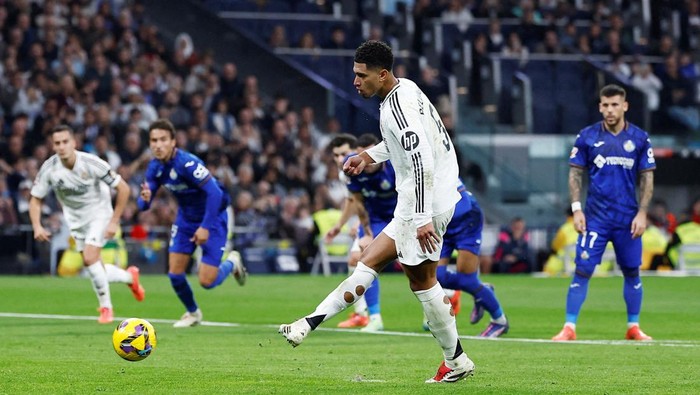 Soccer Football - LaLiga - Real Madrid v Getafe - Santiago Bernabeu, Madrid, Spain - December 1, 2024 Real Madrids Jude Bellingham scores their first goal from the penalty spot REUTERS/Juan Medina     TPX IMAGES OF THE DAY