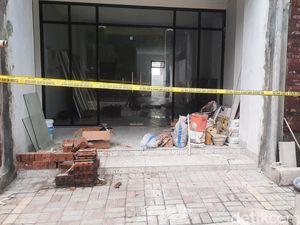 Mayat Pria Tergeletak di Lantai 2 Ruko Jalan Colombo Depok, Polisi Selidiki Mayat Pria Tergeletak di Lantai 2 Ruko Jalan Colombo Depok, Polisi Selidiki