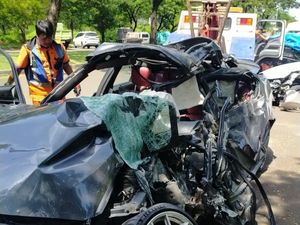 Mobil BMW Hilang Kendali Hantam Pikap sampai Ringsek Tak Berbentuk Mobil BMW Hilang Kendali Hantam Pikap sampai Ringsek Tak Berbentuk