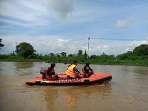 Perahu Getek Terbalik Disapu Ombak di Muara Enim, 1 Orang Dilaporkan Hilang Perahu Getek Terbalik Disapu Ombak di Muara Enim, 1 Orang Dilaporkan Hilang