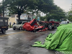 Detik-detik Truk Trailer Tergencet Muatan Besi 52 Ton di Pantura Rembang