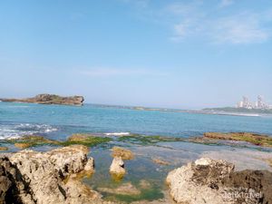 Namanya Pulau Manuk, Pemandangannya Cantik Asli dari Sawarna