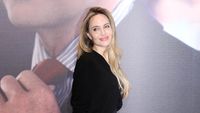 7 Gaya Angelina Jolie Pakai Flat Shoes di Red Carpet, Tetap Elegan