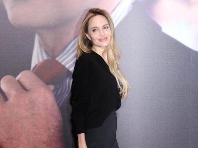 7 Gaya Angelina Jolie Pakai Flat Shoes di Red Carpet, Tetap Elegan