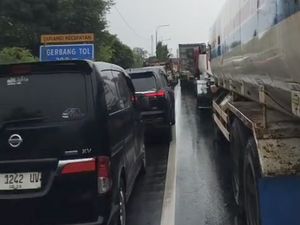 Polisi Rekayasa Lalin Urai Macet di Pelabuhan Merak Imbas Cuaca Buruk