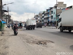 Jalan Pertempuran Medan Berlubang, Warga Harap Segera Diperbaiki